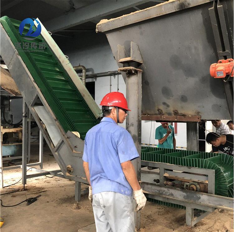 PVC裙邊輸送帶現在進行安裝調試中 PVC裙邊輸送帶現在進行安裝調試中