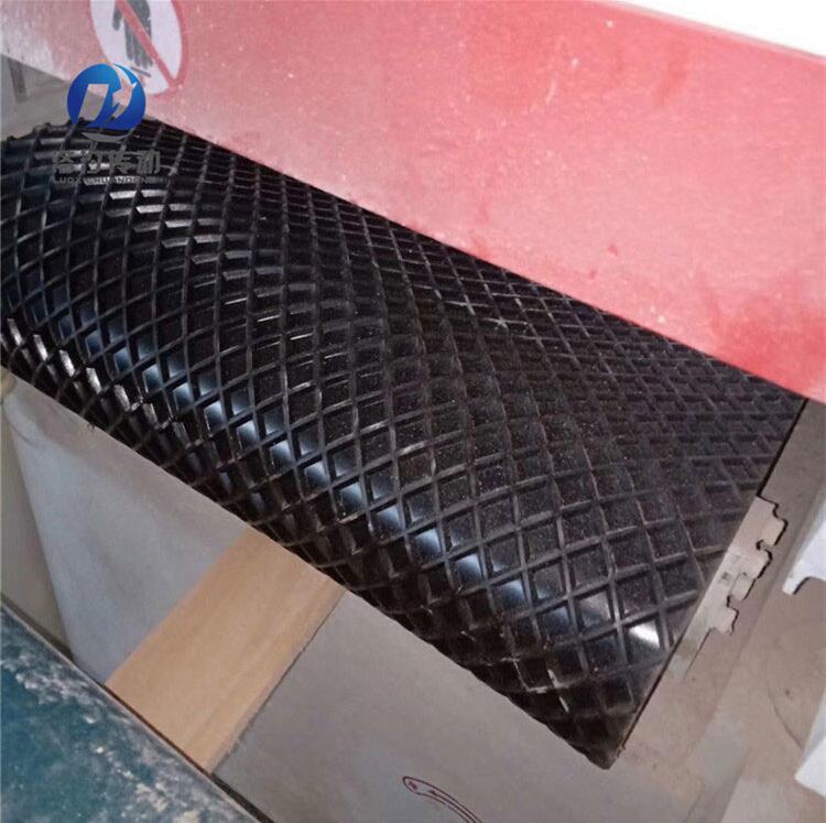 菱形紋PVC砂光機輸送帶安裝中 菱形紋PVC砂光機輸送帶安裝中