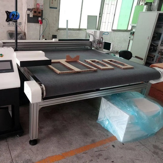 2.0單面毛氈輸送帶加工中 2.0單面毛氈輸送帶加工中