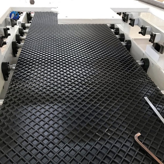 菱形格砂光機(jī)輸送帶安裝簡(jiǎn)單 菱形格砂光機(jī)輸送帶安裝簡(jiǎn)單